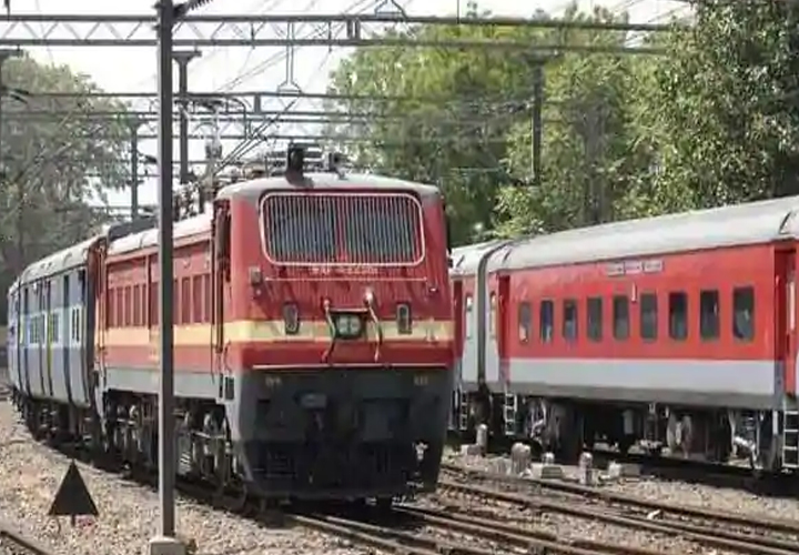 ട്രെയിന്‍ വൈകി; വിമാനം നഷ്ടപ്പെട്ട യാത്രക്കാക്കാരന് റെയില്‍വേ പിഴ നല്‍കണമെന്ന് സുപ്രീം കോടതി