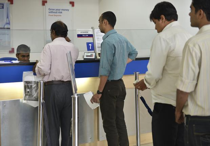 അക്കൗണ്ടില്‍ നിന്ന് പണം പോകുന്നത് പ്രളയ സെസ് വഴി; ബാങ്ക് സര്‍വീസ് ചാര്‍ജുകള്‍ക്ക് പ്രളയ സെസ് ഈടാക്കിത്തുടങ്ങി; അക്കൗണ്ടില്‍ നിന്ന് പണം പോയതെന്തിനെന്ന് അന്വേഷിച്ച് ഇടപാടുകാര്‍