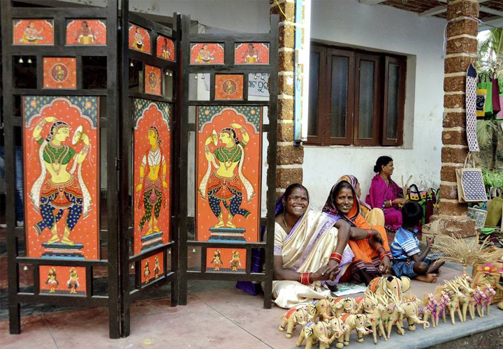 ഗ്രാമീണ കരകൗശല വസ്തുക്കള്‍ ഇനി ഓണ്‍ലൈന്‍ വിപണിയില്‍ 'വൈറലാകും'; 200 ഉല്‍പന്നങ്ങളെ ഇ-കോഴ്‌സ് രംഗത്തെത്തിക്കാന്‍ കേന്ദ്ര സര്‍ക്കാര്‍; പെയിന്റിങ് മുതല്‍ കൈത്തറി വരെ ഓണ്‍ലൈനില്‍ വില്‍ക്കാന്‍ സര്‍ക്കാരിനൊപ്പം ടാറ്റാ ട്രസ്റ്റും